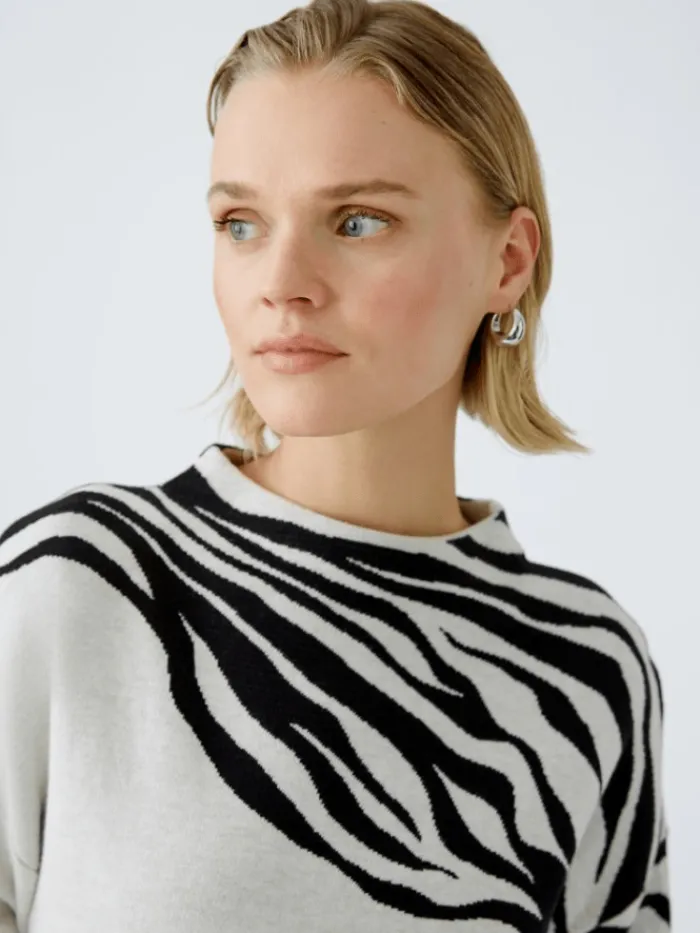 oui_womens_tiger_stripe_j_3.webp Oui Knitwear | Gifts Under £250^Women's Tiger Stripe Jumper In White And Black 90790 Col 0109